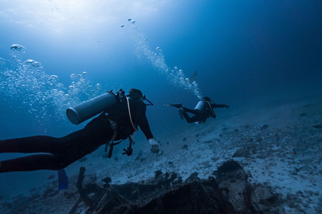 Scuba diving in Kovalam with a PADI instructor at Bond Safari